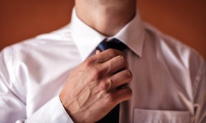 Eleganța acului de cravată: Cum să îl alegi și să îl porți